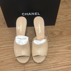 1️⃣0️⃣0️⃣0️⃣ gently worn authentic Chanel sandals